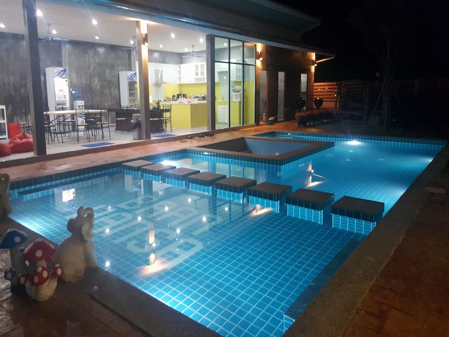 สระว่ายน้ำบ้านหรรษา